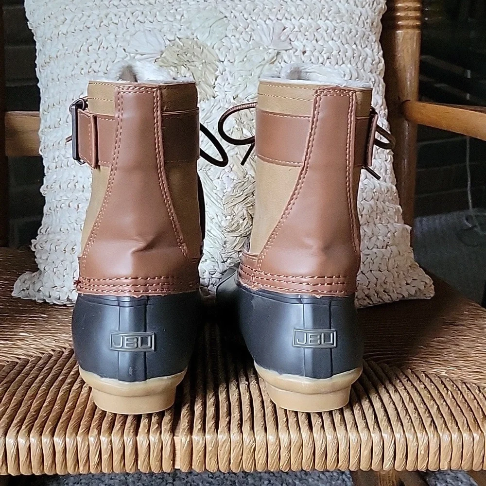 NWOT, JBU Ontario Duck Boot, tan size 6.5M